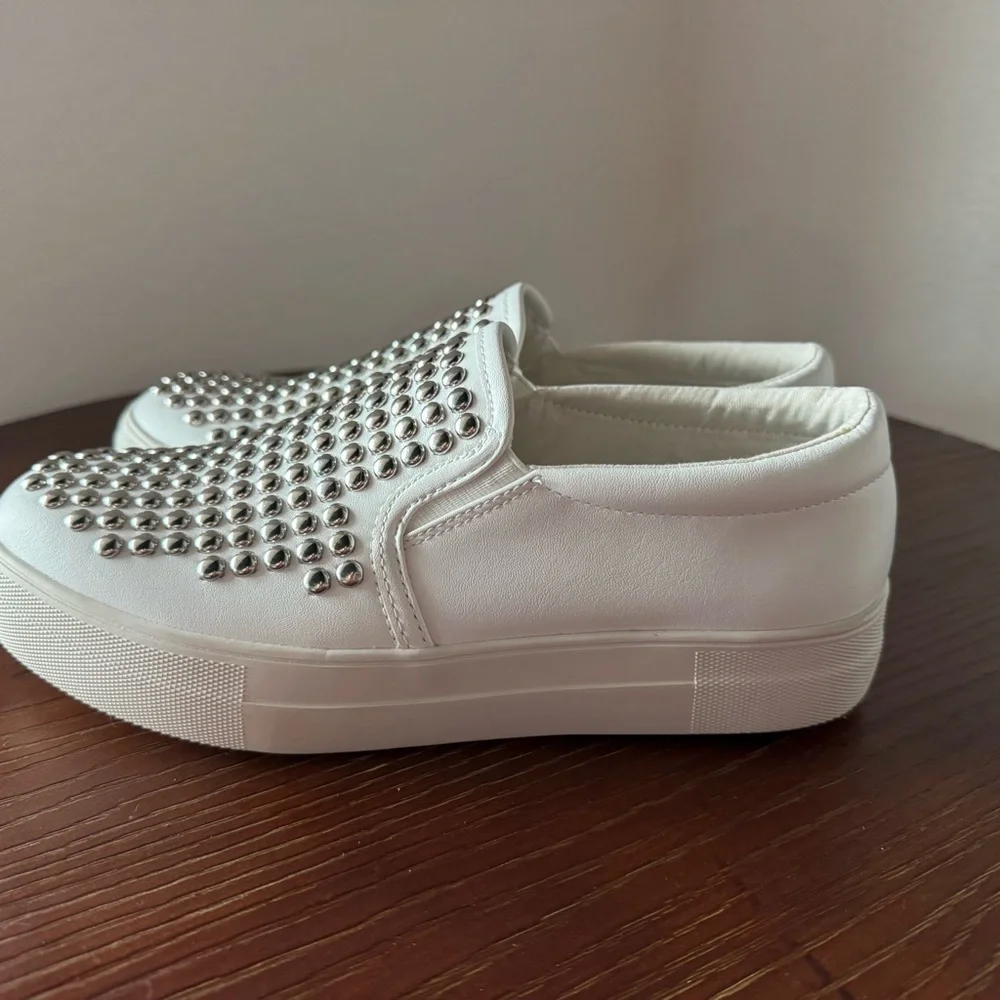 Steve Madden Torid White Sneakers with Silver Studs Womens Size 8 Slip On Shoes - Picture 4 of 11